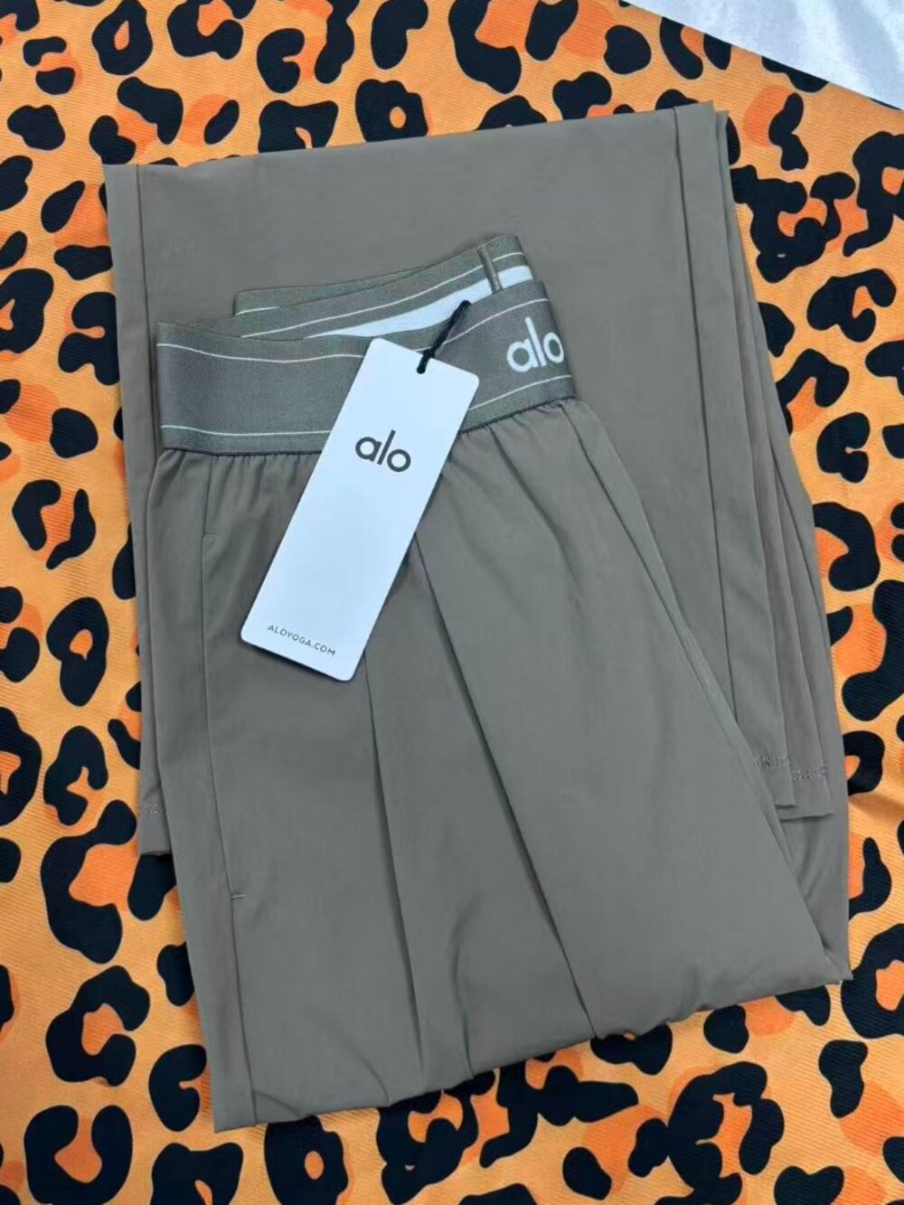 Brand new Alo Yoga Suit Up Trouser Olive🍃regular fit 30-inch inseam length 🖤 - Picture 8 of 9
